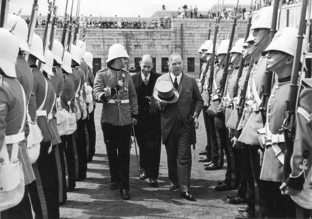 Soldats alignés au Fort Henry